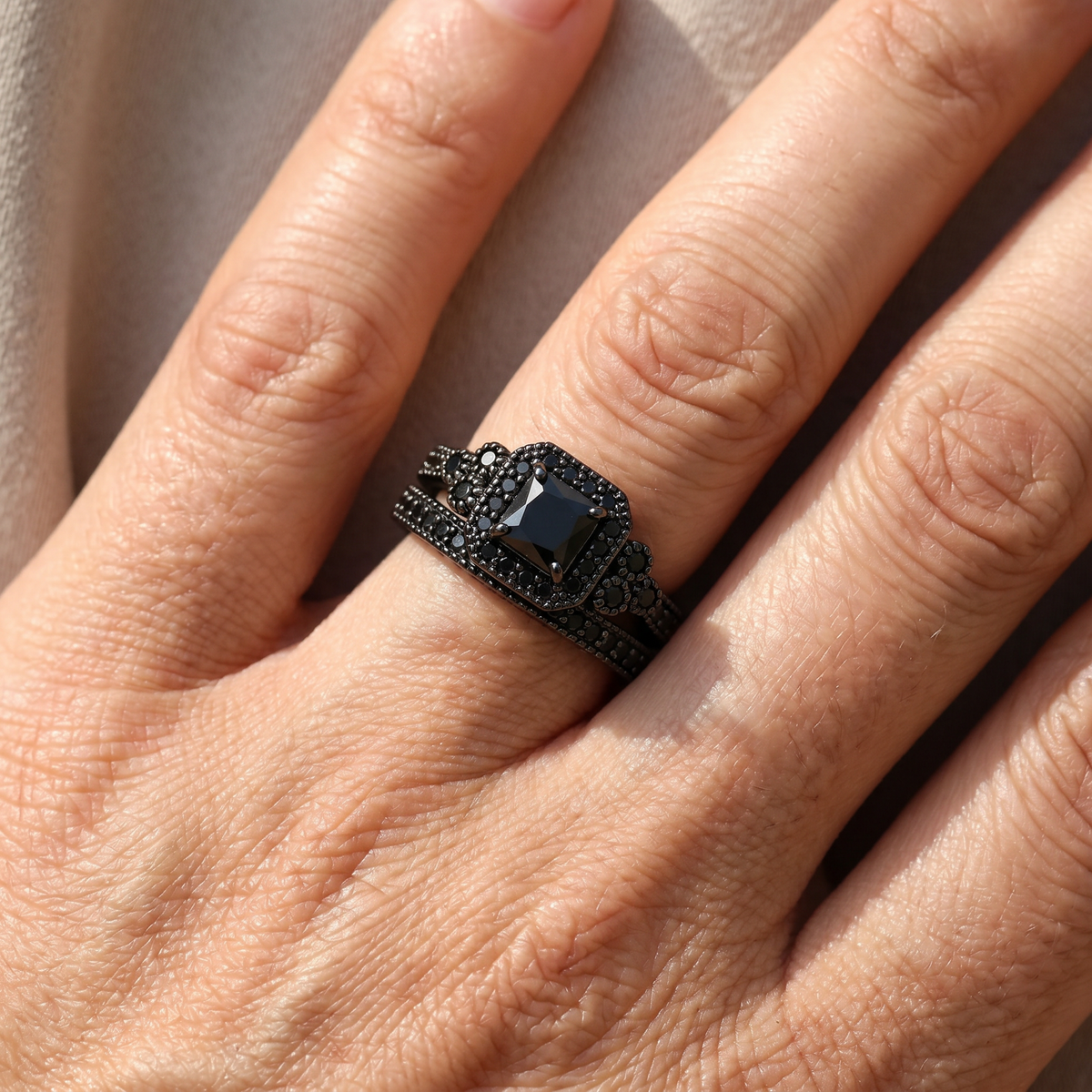 Adriane – Set of Vintage Rings in Black