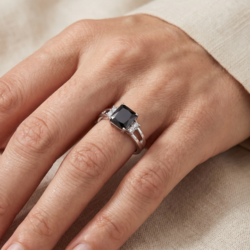 Ravenna – Vintage ring featuring a shimmering onyx