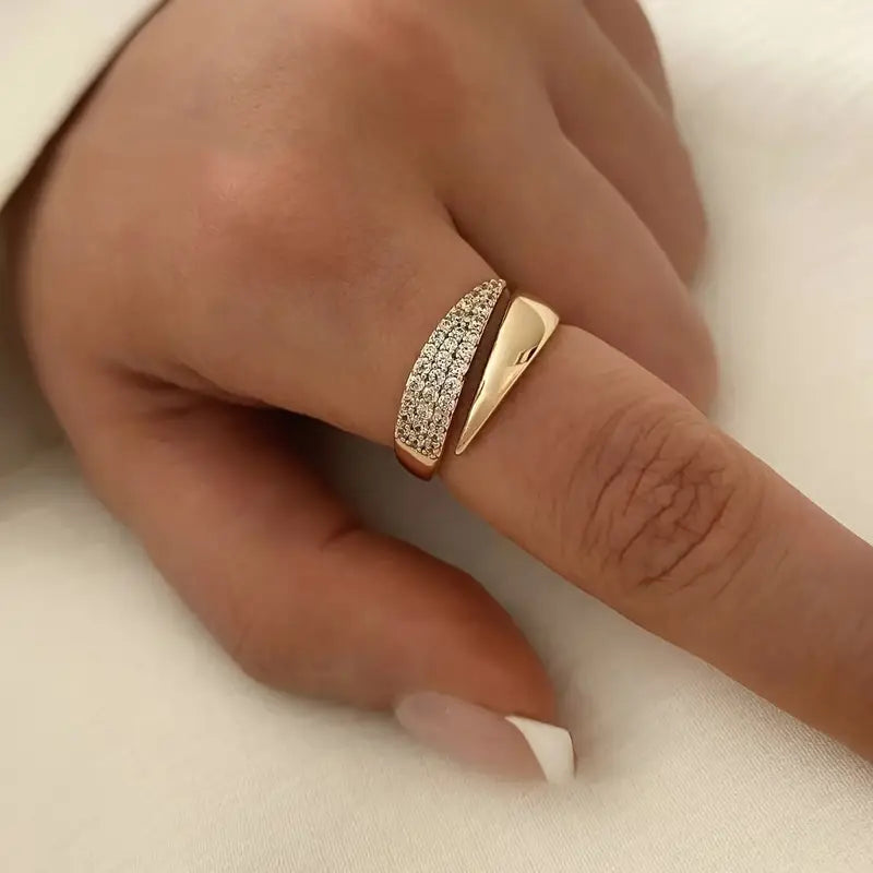 Emiko – Ring crafted from yellow gold featuring radiant stones