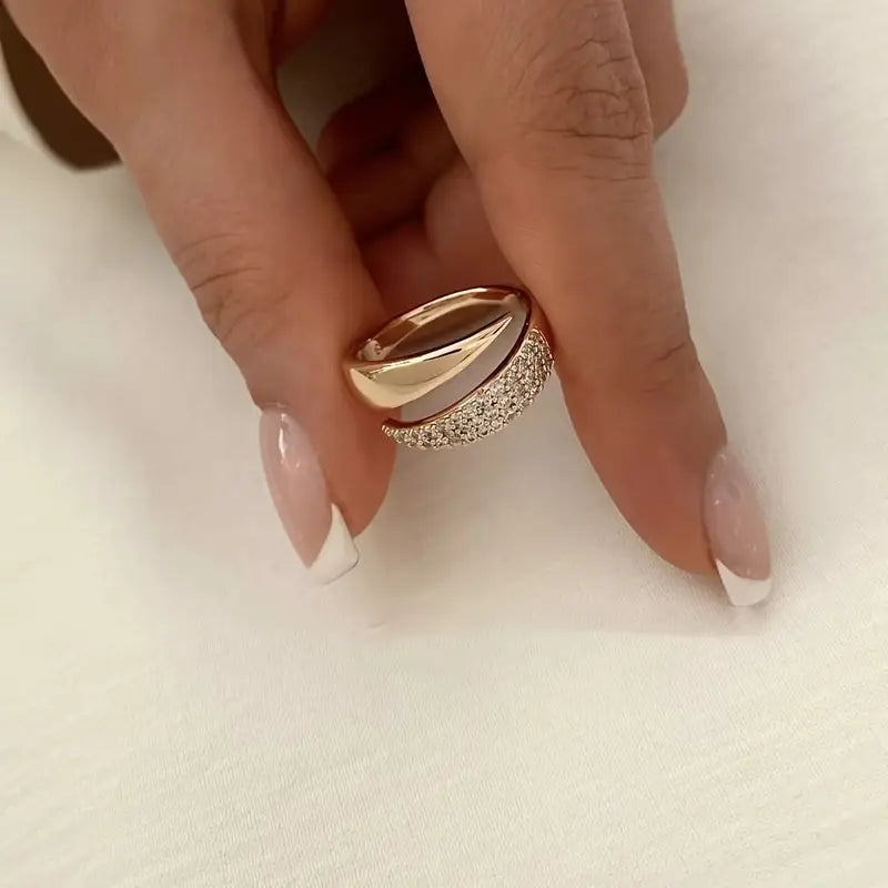 Emiko – Ring crafted from yellow gold featuring radiant stones