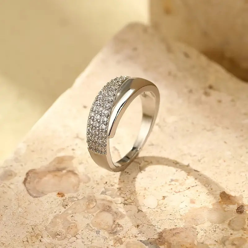Emiko – Ring crafted from yellow gold featuring radiant stones