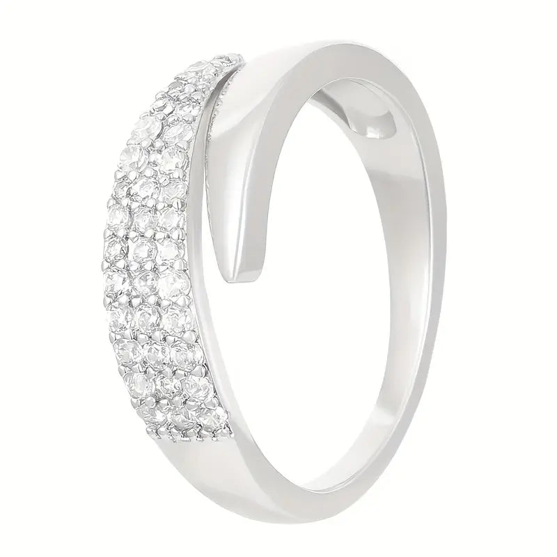 Emiko – Ring crafted from yellow gold featuring radiant stones
