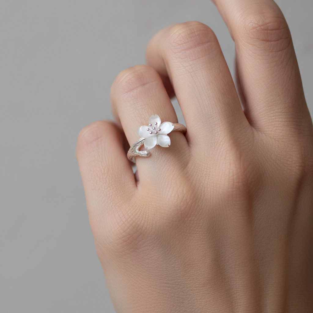 Lilou – Adjustable Vintage Ring Featuring a White Flower