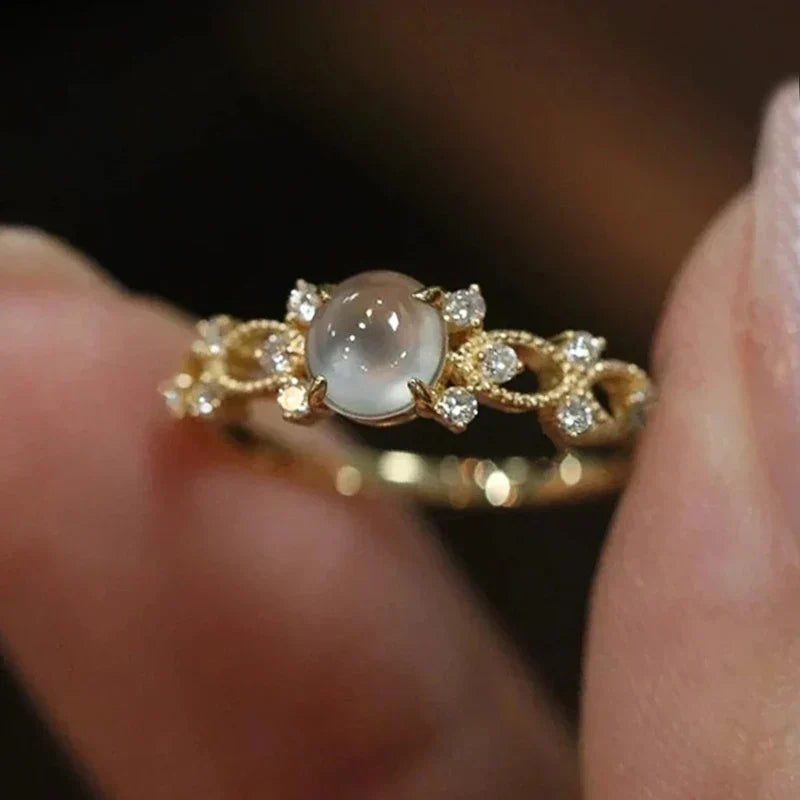 Sienna – Ring featuring hand-set moonstone