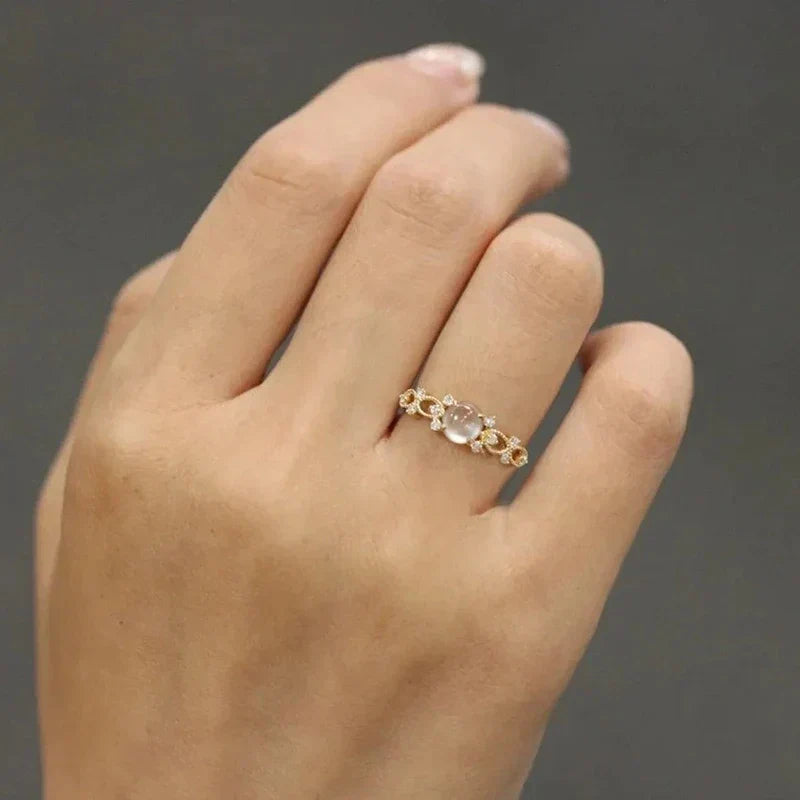 Sienna – Ring featuring hand-set moonstone