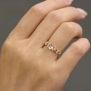 Sienna – Ring featuring hand-set moonstone
