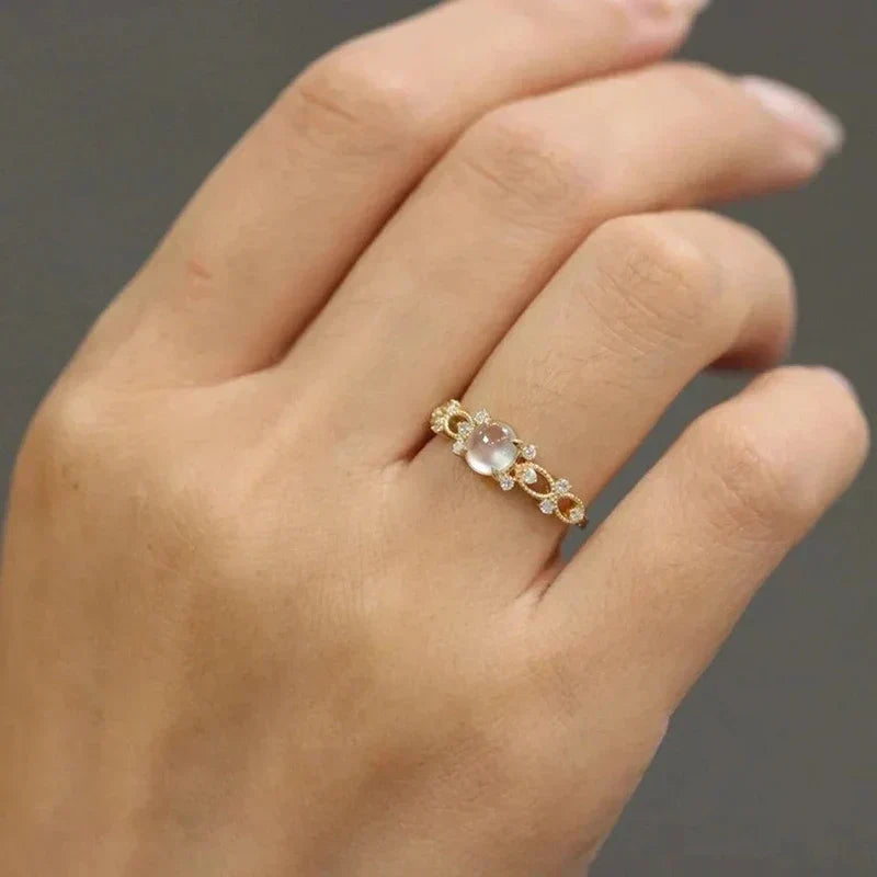 Sienna – Ring featuring hand-set moonstone