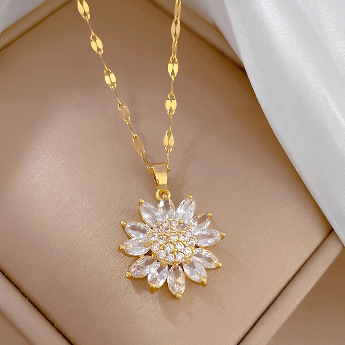 Anaya – Zigzag radiant sunflower necklace