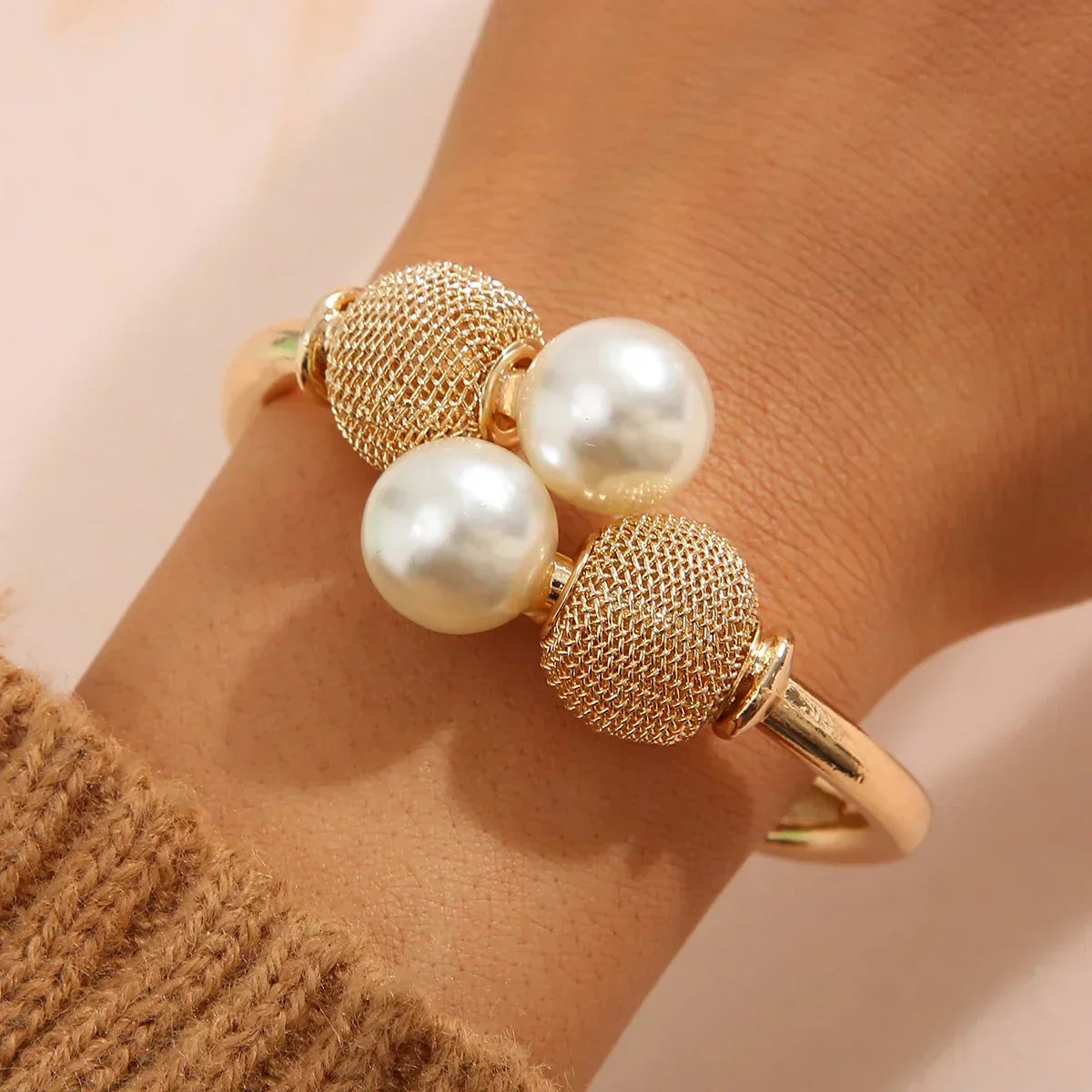 Maelis – Cuff Bouquet with Radiant Pearls