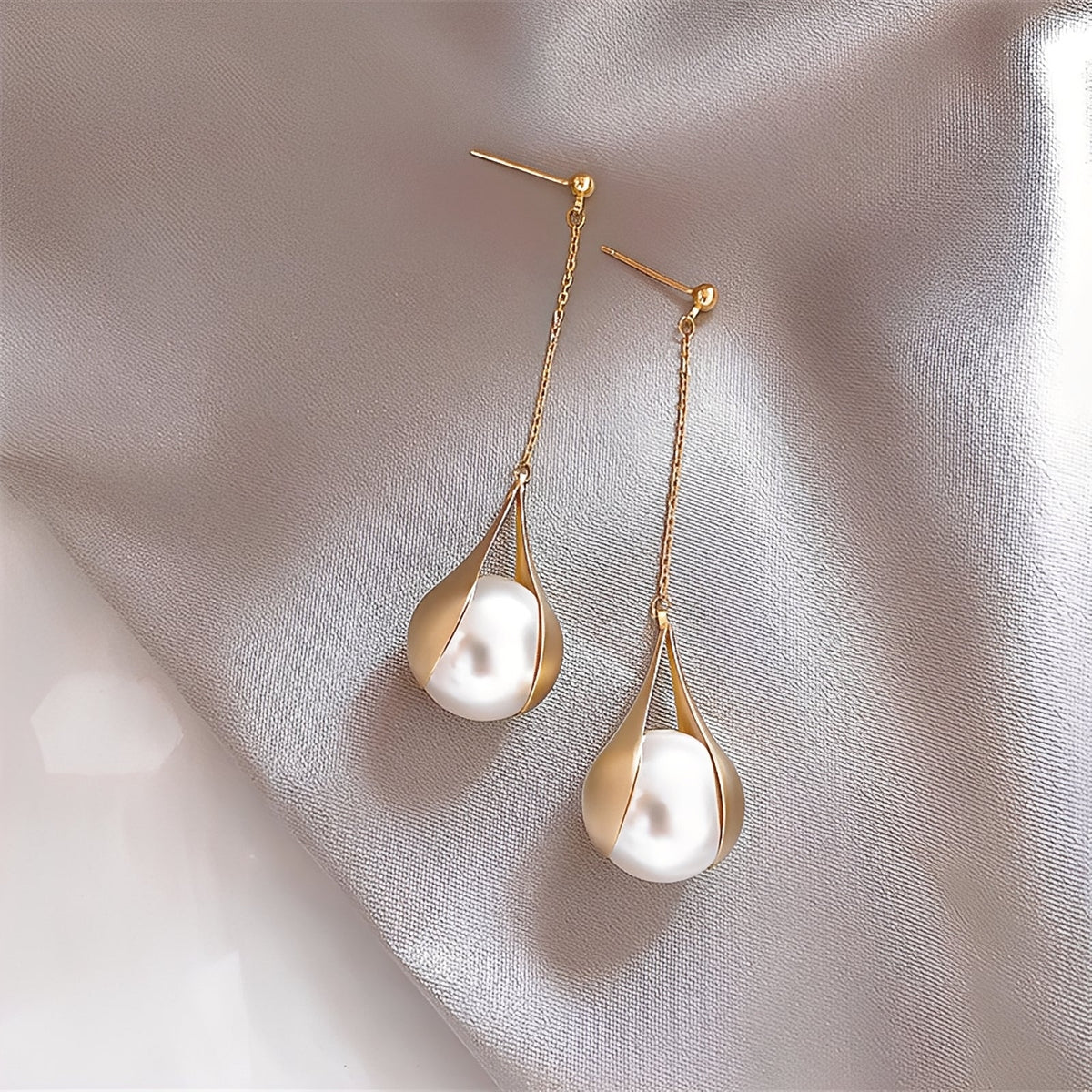 Asa – Gold earrings featuring pearls