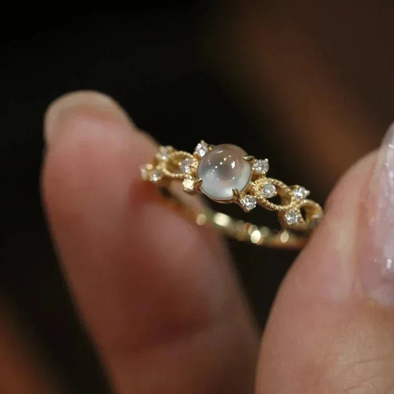 Sienna – Ring featuring hand-set moonstone