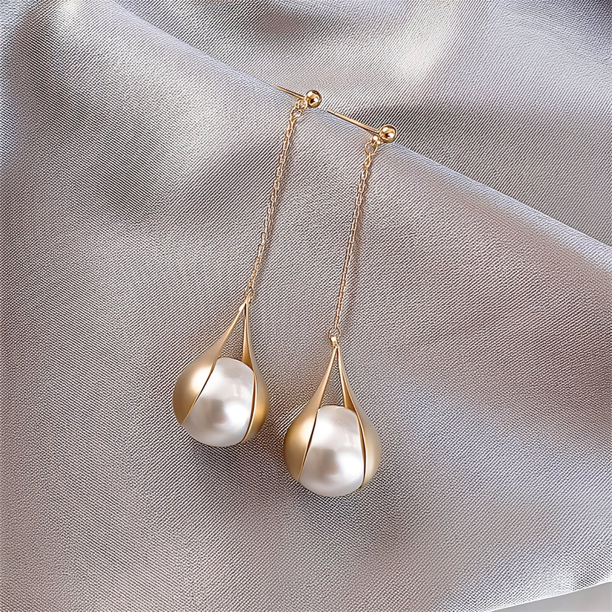 Asa – Gold earrings featuring pearls