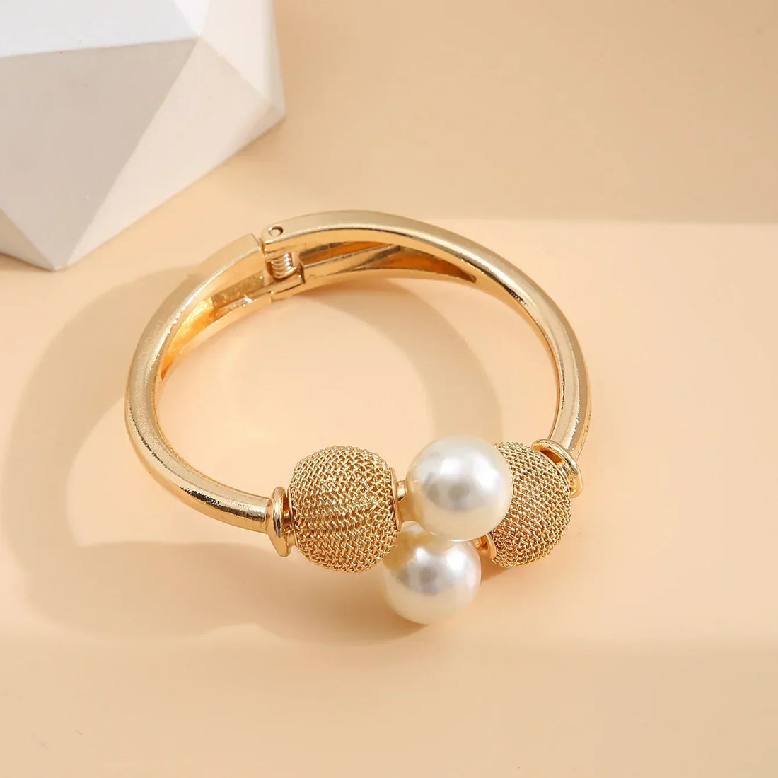 Maelis – Cuff Bouquet with Radiant Pearls
