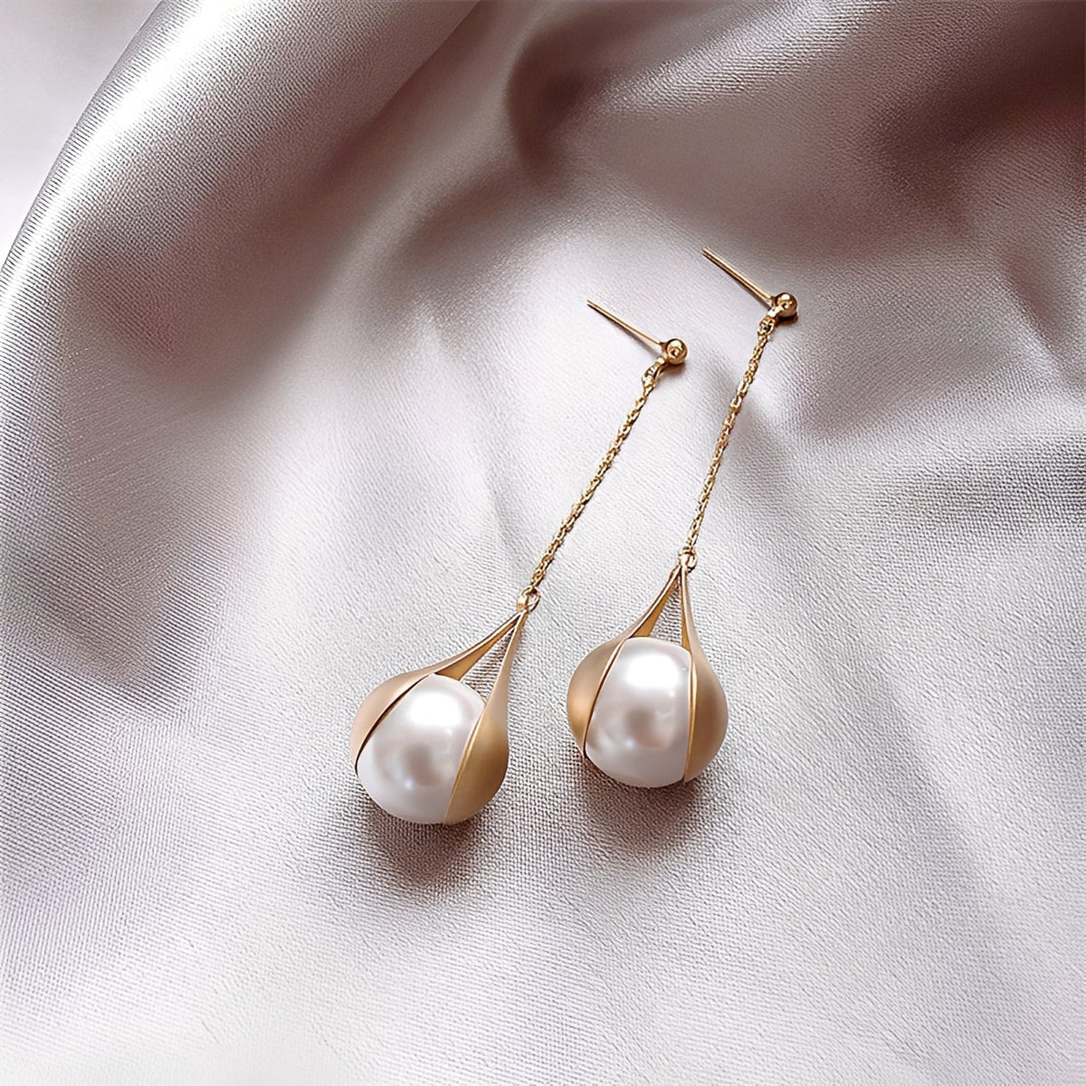 Asa – Gold earrings featuring pearls