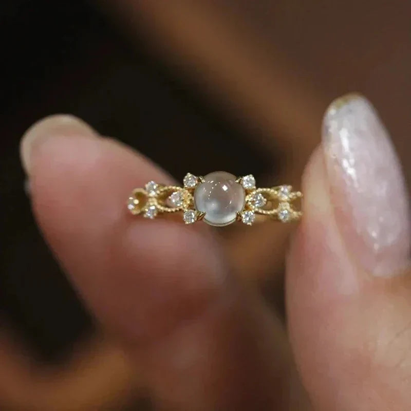 Sienna – Ring featuring hand-set moonstone