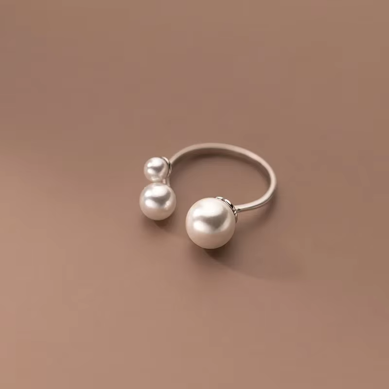 Amandine – Adjustable Ring Featuring Three Freshwater Pearls