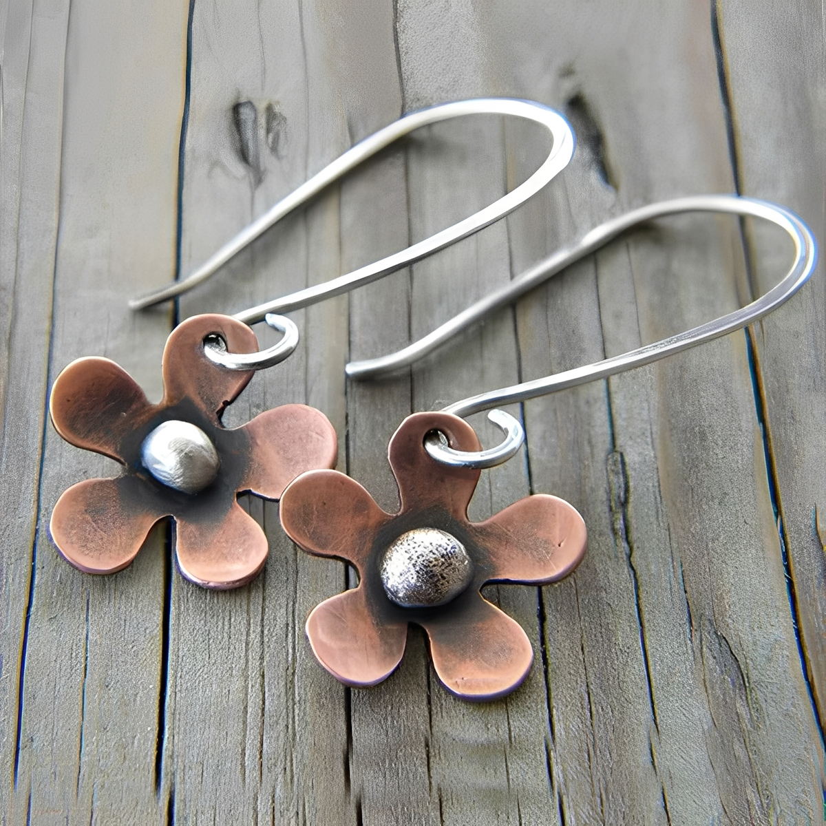 Hera – Vintage-Inspired Silver Flower Design Earrings
