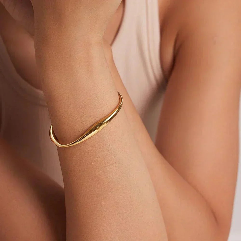 Dia – Sculptural Bracelet in Stainless Steel