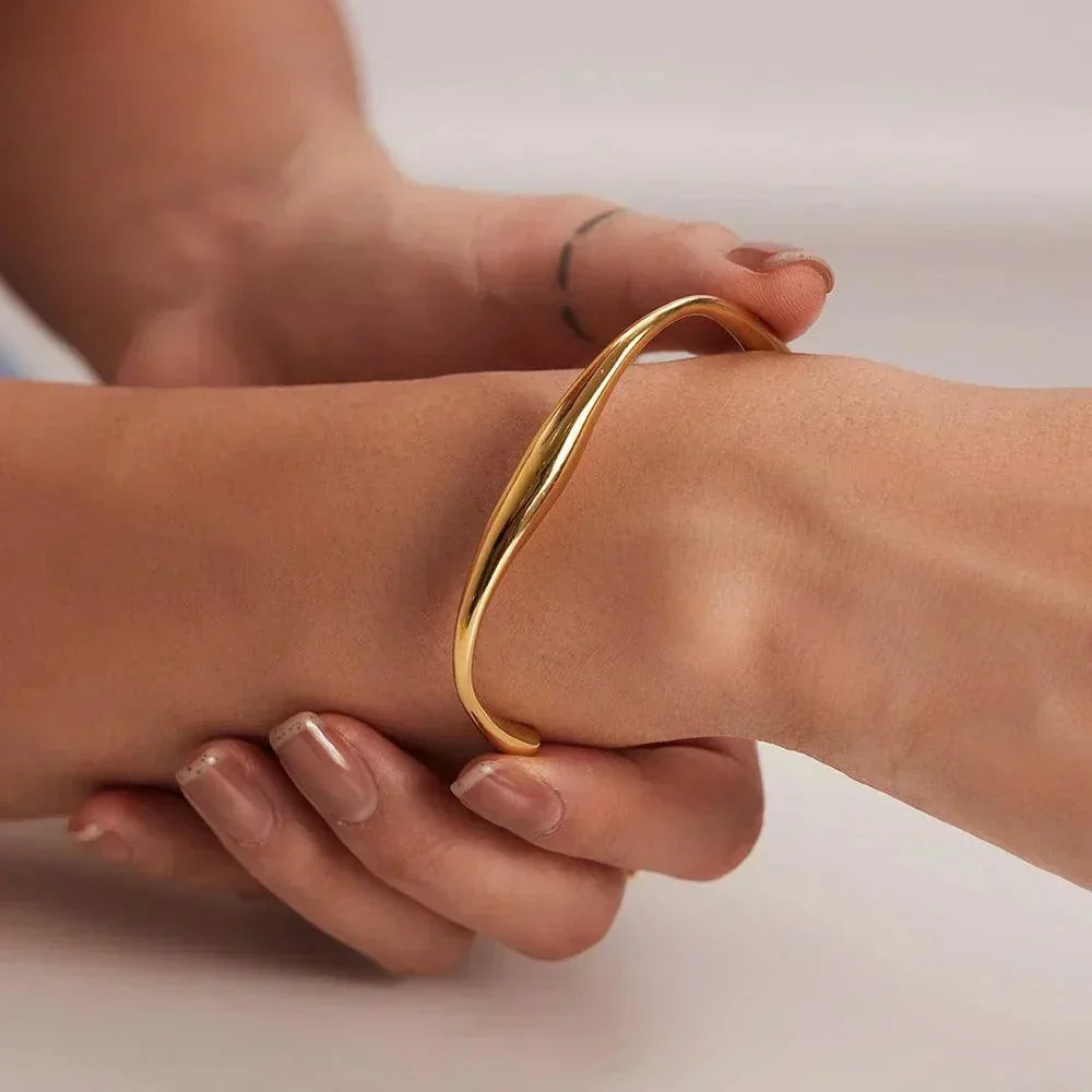 Dia – Sculptural Bracelet in Stainless Steel