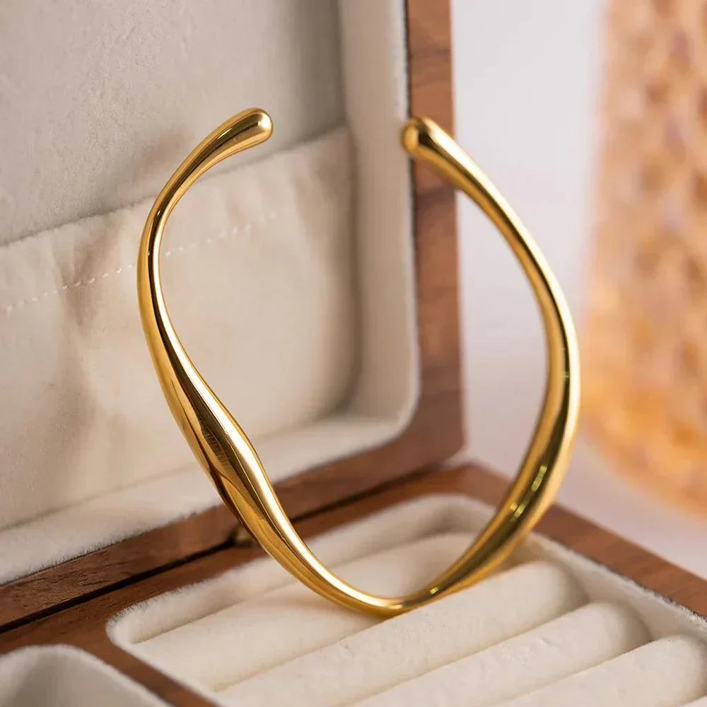 Dia – Sculptural Bracelet in Stainless Steel