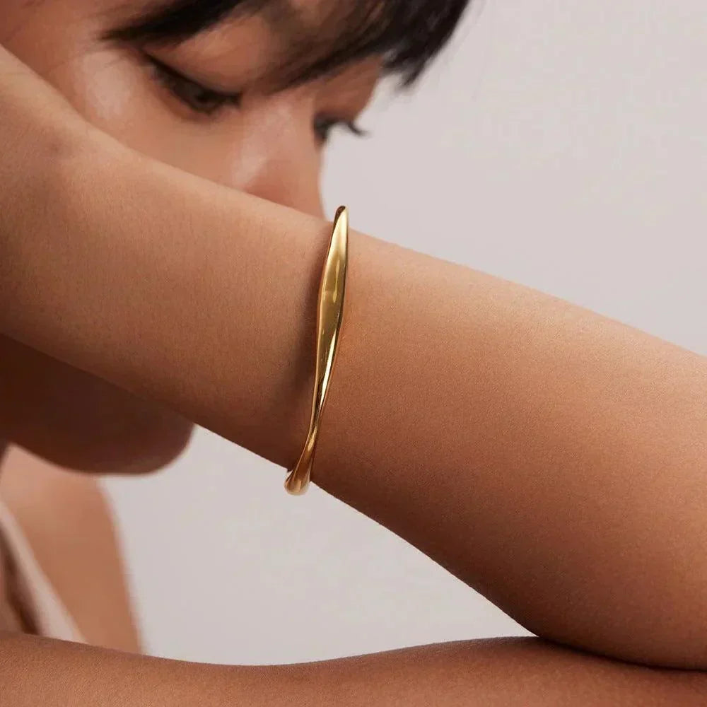 Dia – Sculptural Bracelet in Stainless Steel