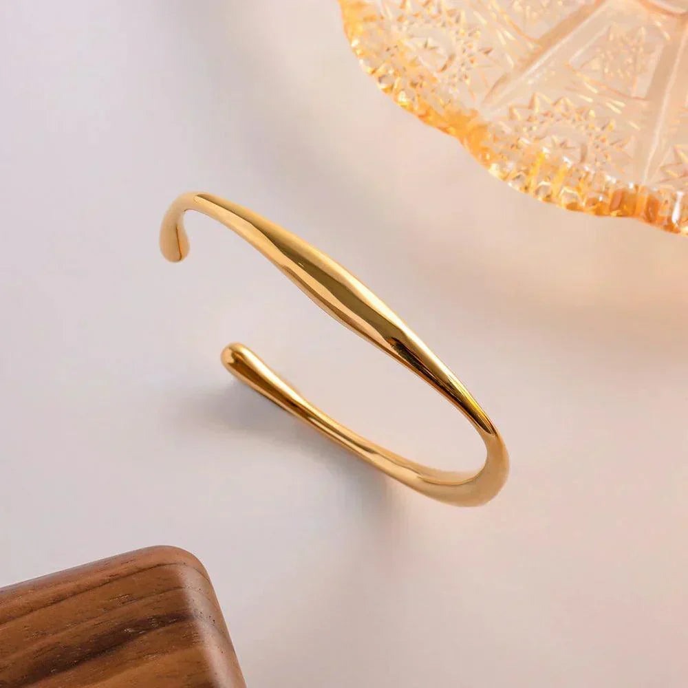 Dia – Sculptural Bracelet in Stainless Steel