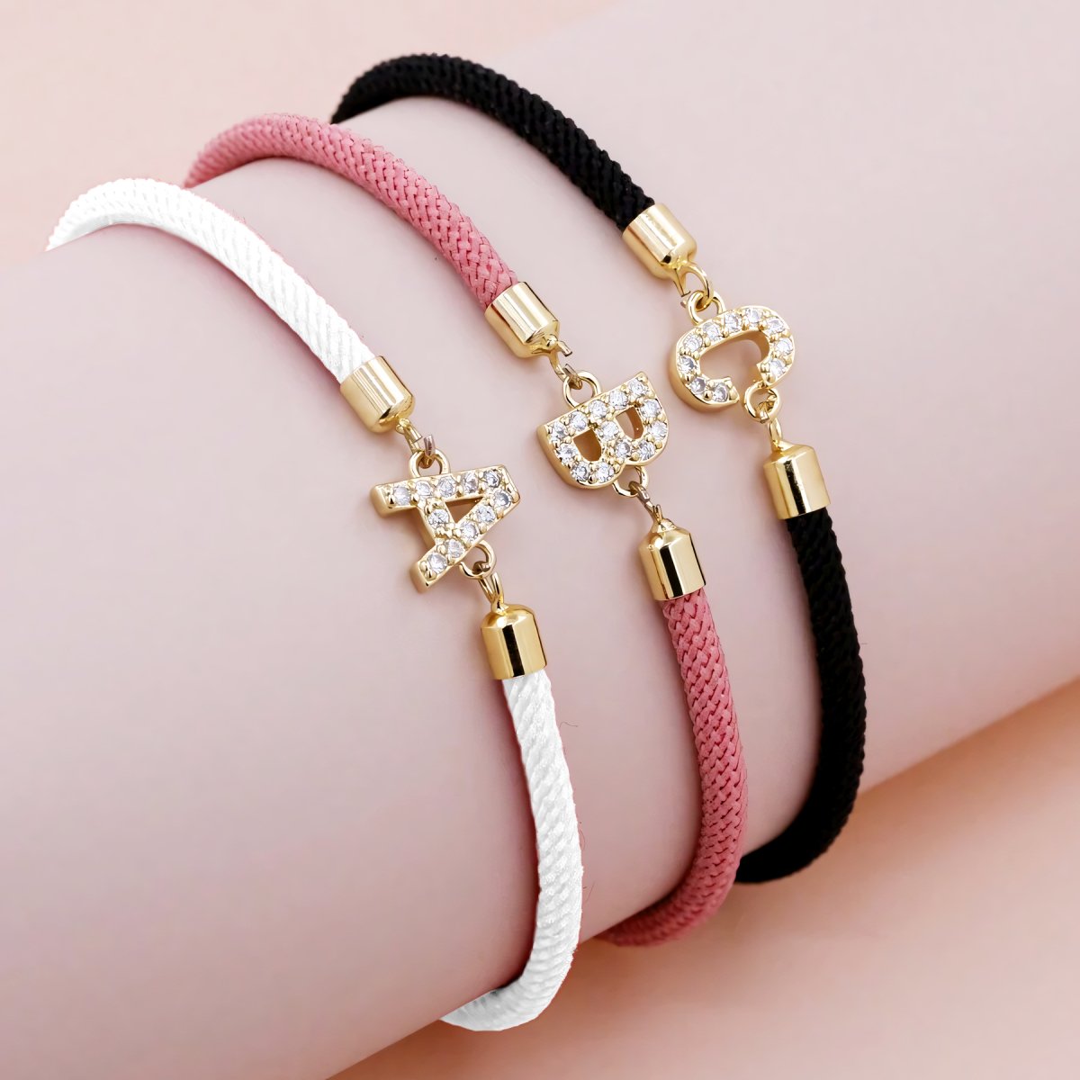 Calla – Adjustable Bracelet Featuring Engraved Initial