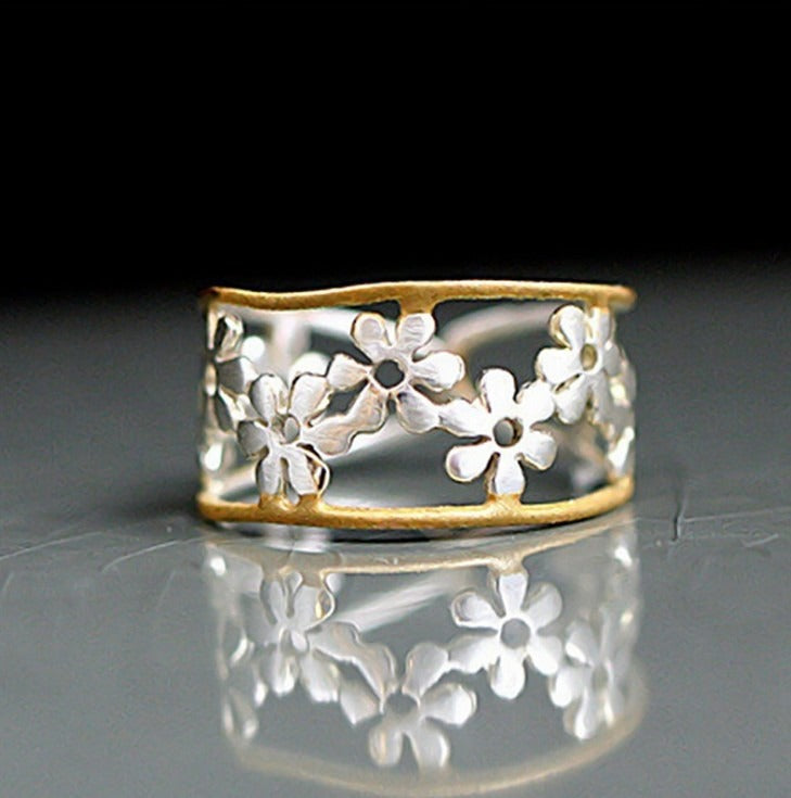 Merina – Asymmetrical Daisy Ring