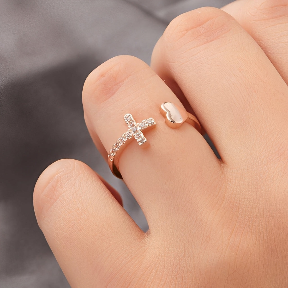 Maelys – Women's Cross Ring