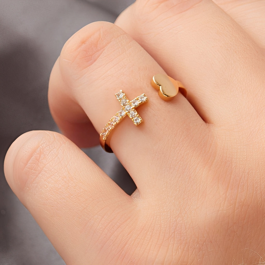 Maelys – Women's Cross Ring