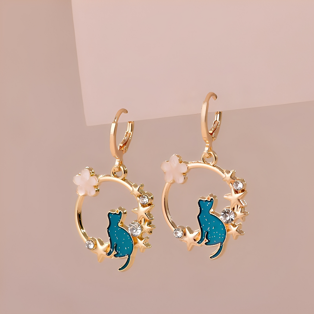 Lynna – Lovely Cat Pendant