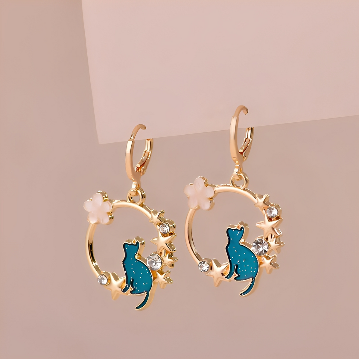 Lynna – Lovely Cat Pendant