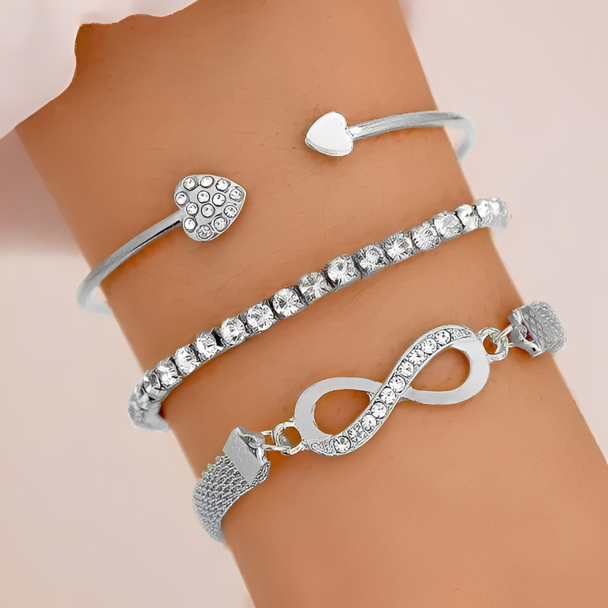 Yuriko – Set with 3 Infinity Heart Bracelets in Silver and Gold