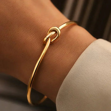 Clea – Classic Knot Bracelet