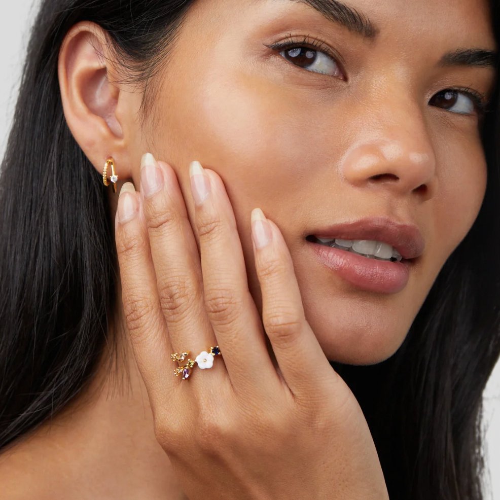 Leah - Crystal White Flower Ring Crafted from Gold
