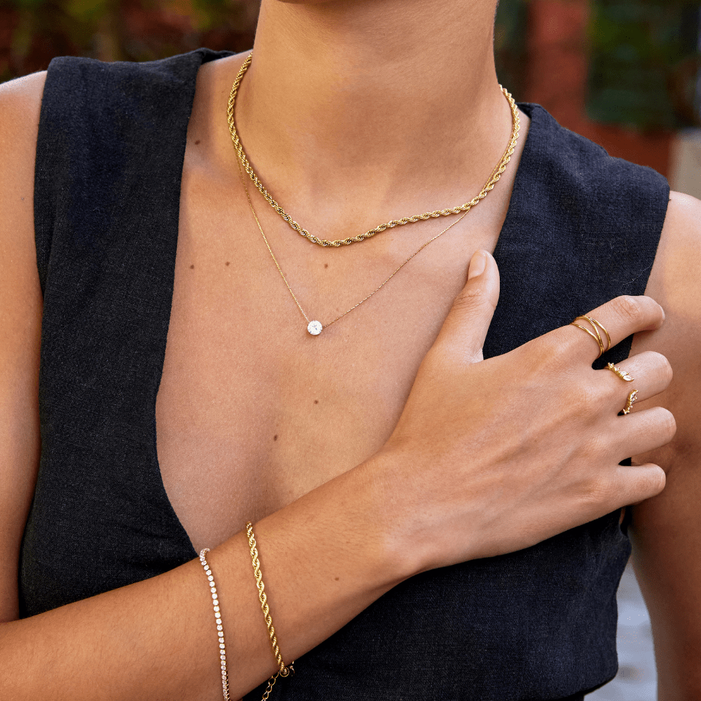 Amaris – Stylish gold necklace featuring a round crystal