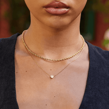 Amaris – Stylish gold necklace featuring a round crystal
