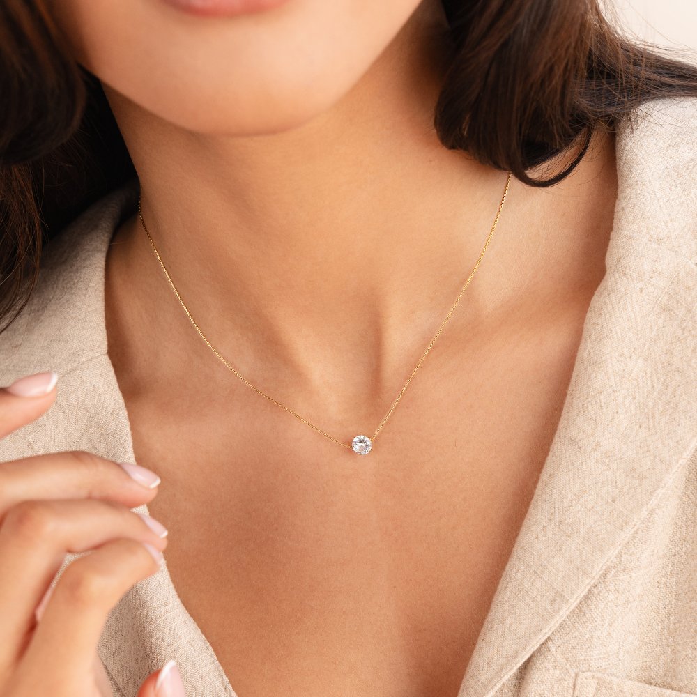 Amaris – Stylish gold necklace featuring a round crystal