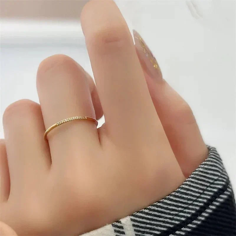 Alana – Elegant Ring with Dappled Diamonds