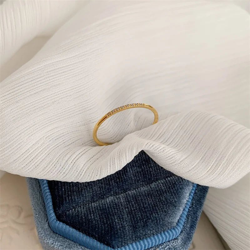 Alana – Elegant Ring with Dappled Diamonds