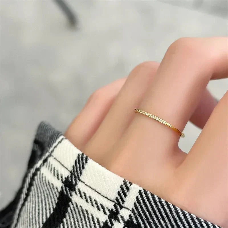 Alana – Elegant Ring with Dappled Diamonds