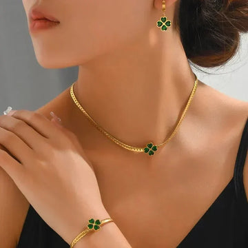 Esme – Set featuring Four-Leaf Clover in Emerald