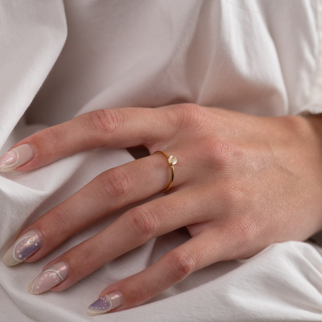 Heba - Gold ring with moonstone