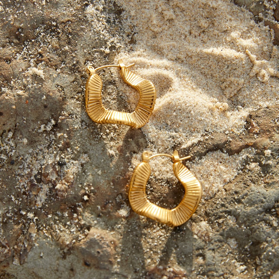 Anja – Gold Hoops with Curved Design