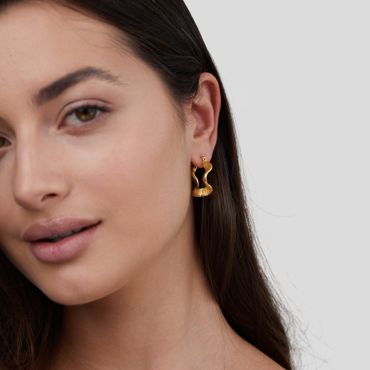 Anja – Gold Hoops with Curved Design
