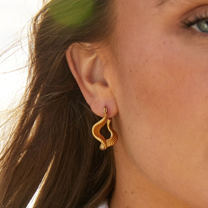 Anja – Gold Hoops with Curved Design