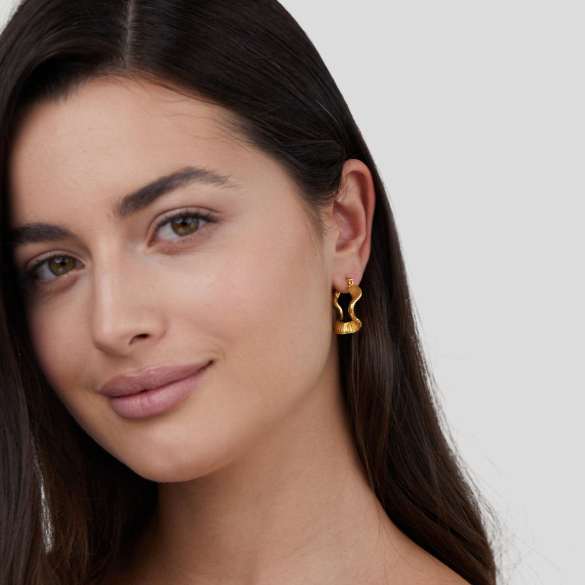 Anja – Gold Hoops with Curved Design