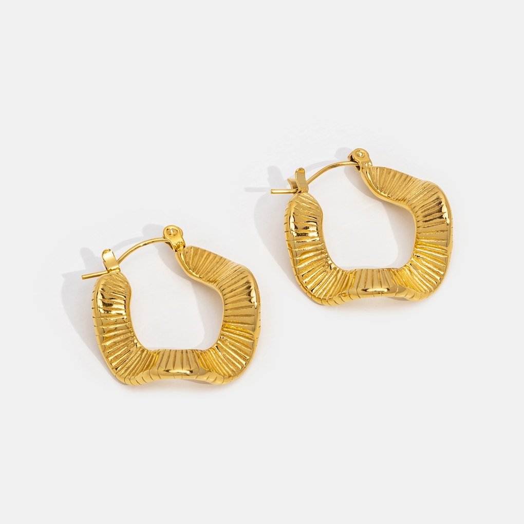 Anja – Gold Hoops with Curved Design