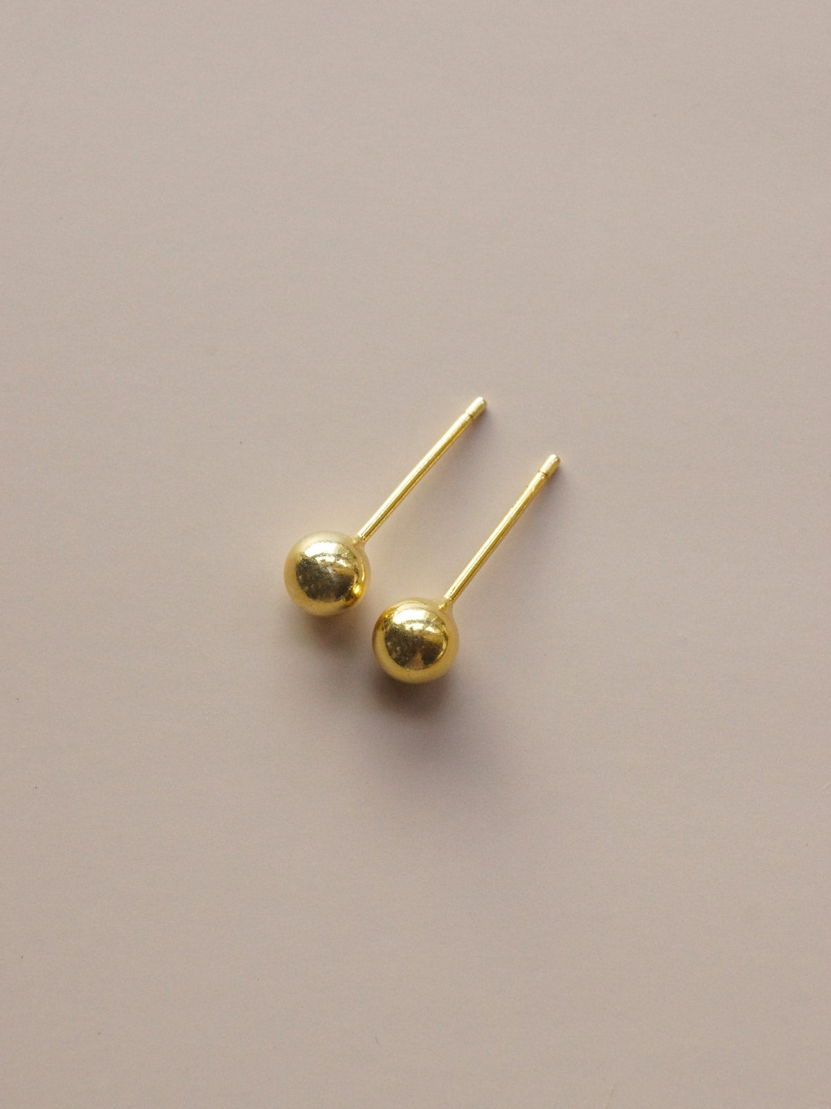 Jacqueline - Ball Ear Studs