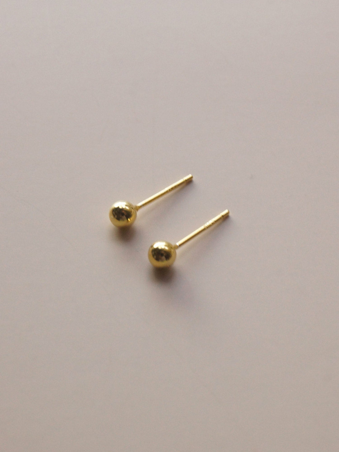 Jacqueline - Ball Ear Studs